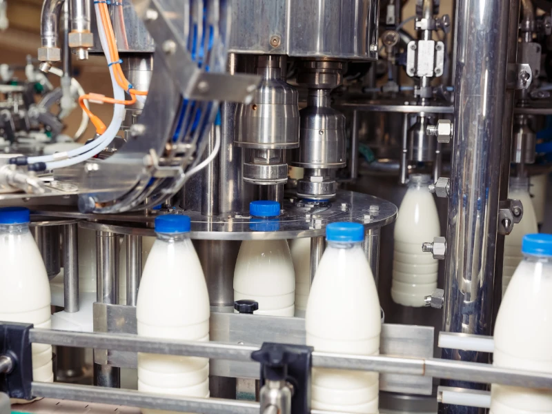 impianto-per-il-riempimento-automatizzato-di-bottiglie-di-latte-nel-settore-alimentare-a-rimini
